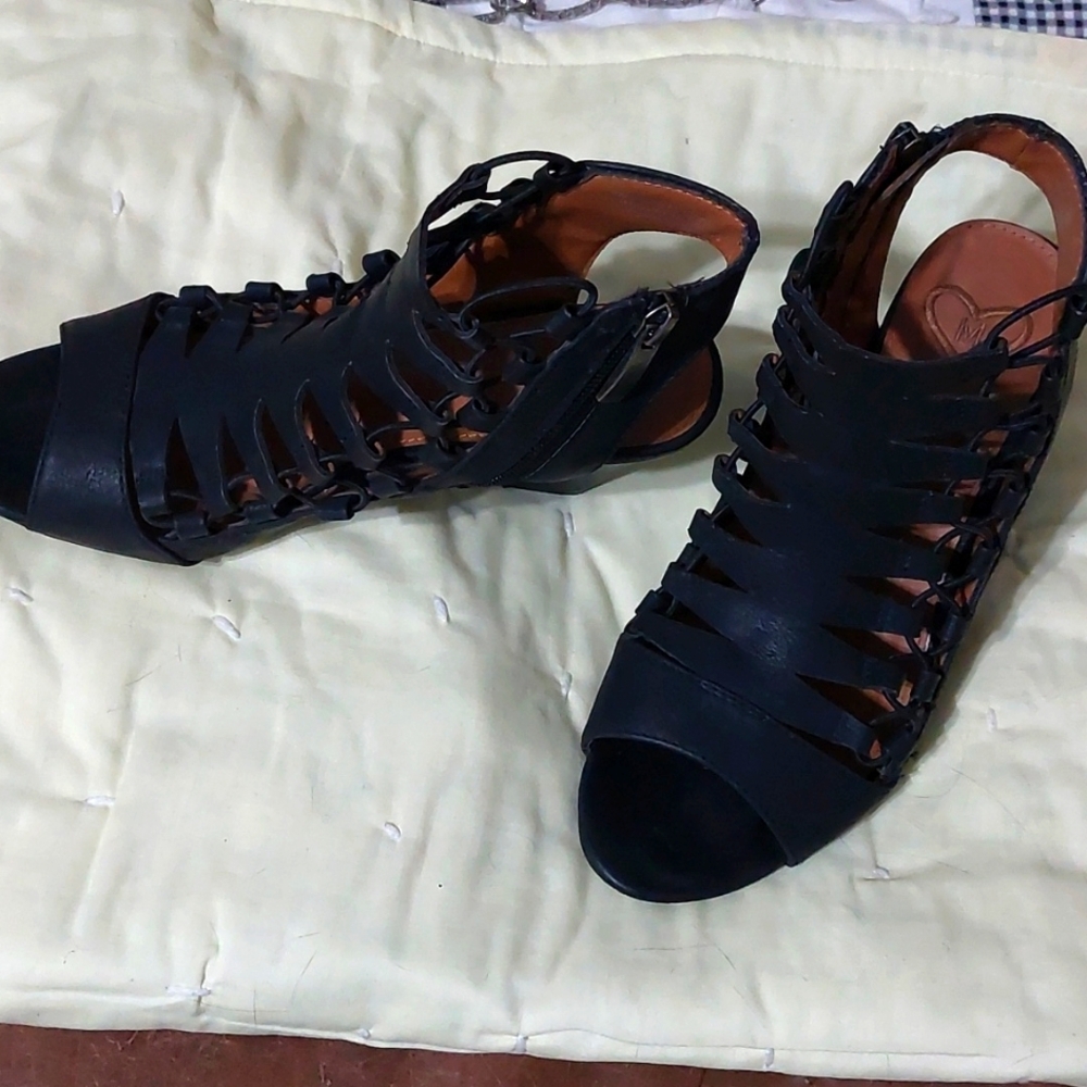 Madeline Sexy Strappy Black Leather Sz 8. 0234